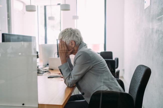 Près d’une femme ménopausée ou en période de pré-ménopause sur deux serait contre la prise en compte de la ménopause dans le cadre du travail, selon une étude. © Getty Images