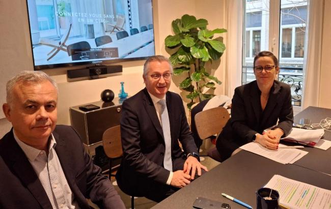 De gauche à droite, Joël Riou, directeur de Responsage, Laurent Guillot et Fanny Barbier, respectivement directeur général et DRH d'Emeis