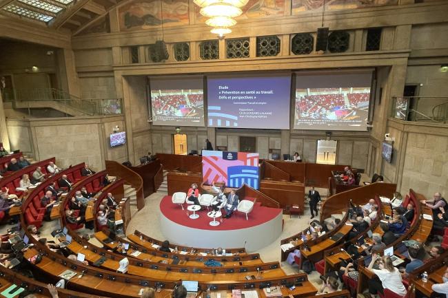 Les co-rapporteurs Cécile Gondard-Lalanne et Jean-Christophe Repon présentent leur étude dédiée à la santé au travail le 8 avril au Cese. © MB