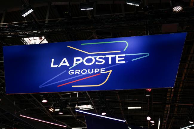 Le logo du groupe La Poste affichée lors du dernier salon VivaTech le 11 juin 2025 à Paris. © THIBAUD MORITZ / AFP