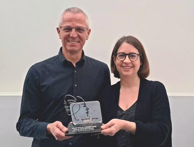 Stéphane Tardivel, secrétaire du CSE, et Anne-Laure Marini, directrice des affaires sociales de SNCF Gares & Connexions lors de la remise du prix de l'ANDRH DR